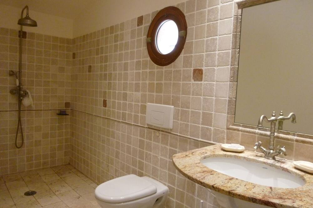 Photo of Bathroom in Bonnieux