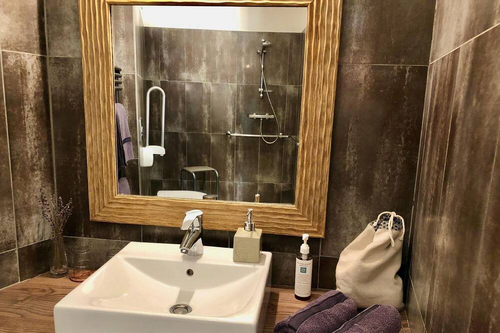 Photo of Bathroom in Saint-Jean-de-Ceyrargues