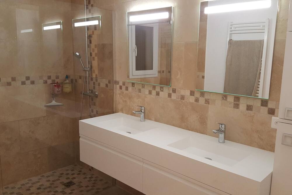 Photo of Bathroom in Cavaillon