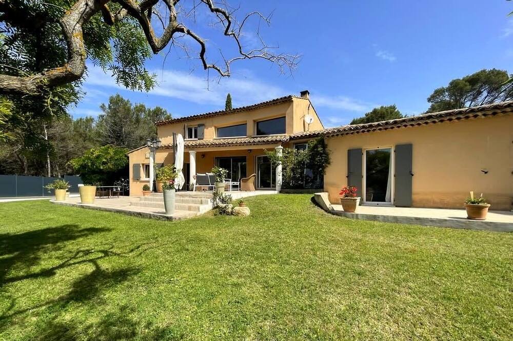 Photo of Outdoor in Lambesc