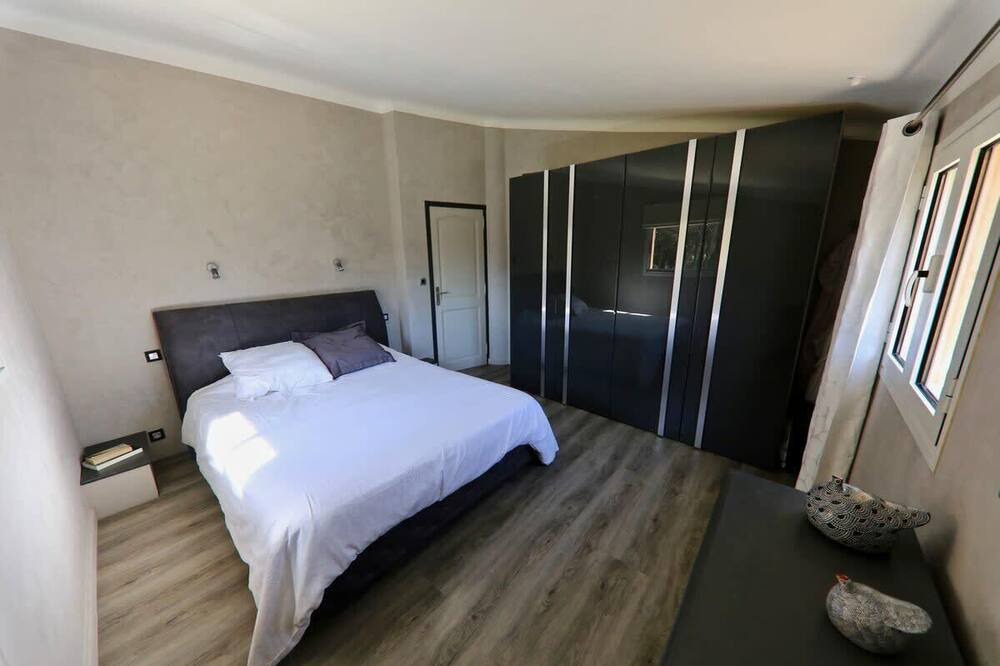 Photo of Bedroom in Lambesc