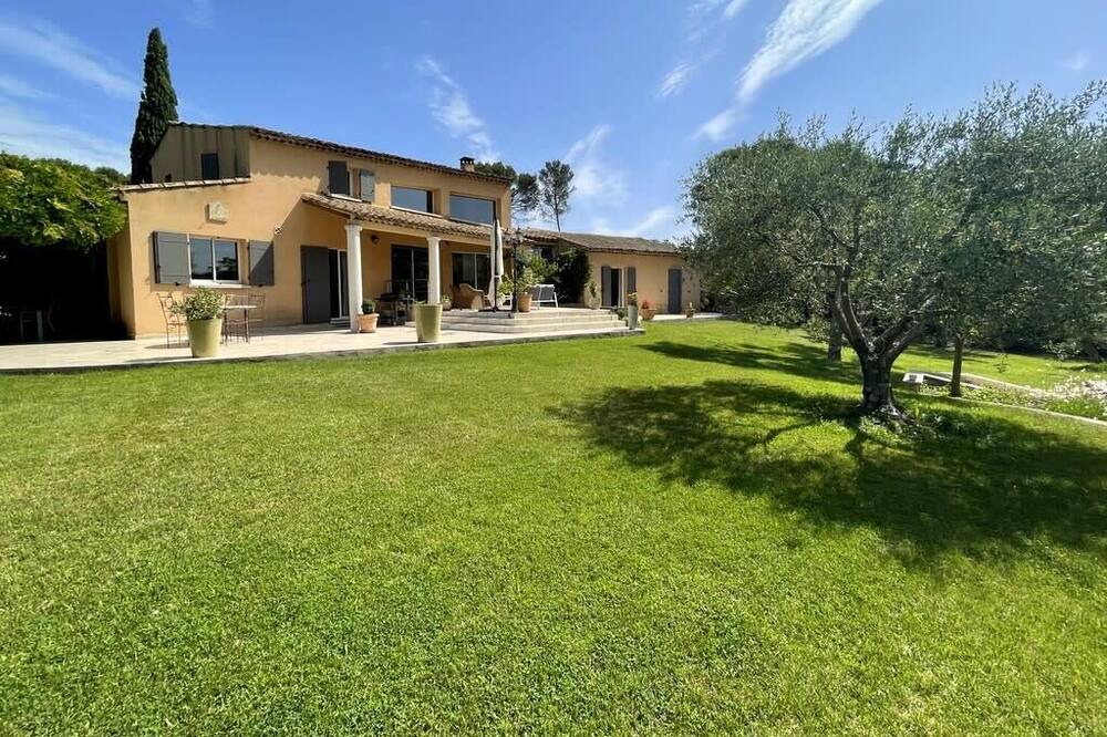 Photo of Outdoor in Lambesc