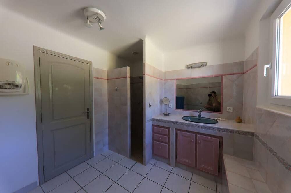 Photo of Bathroom in Lambesc