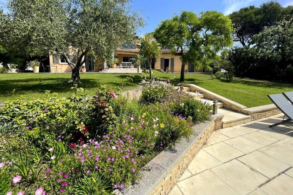 Photo of Outdoor in Lambesc
