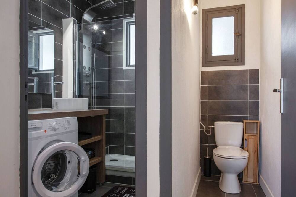Photo of Bathroom in Nimes City Centre