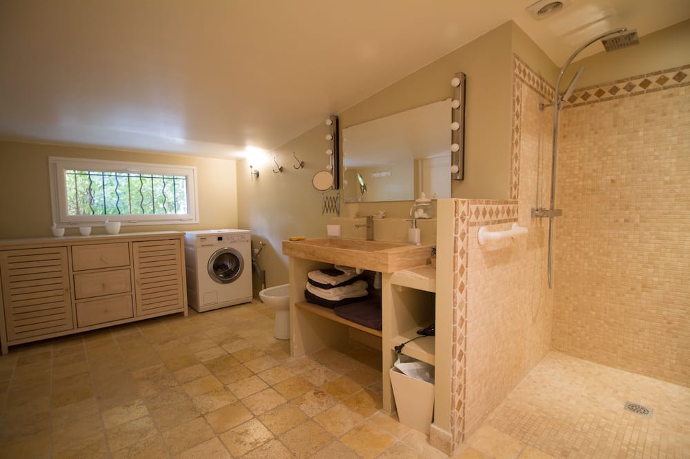 Photo of Bathroom in Lambesc