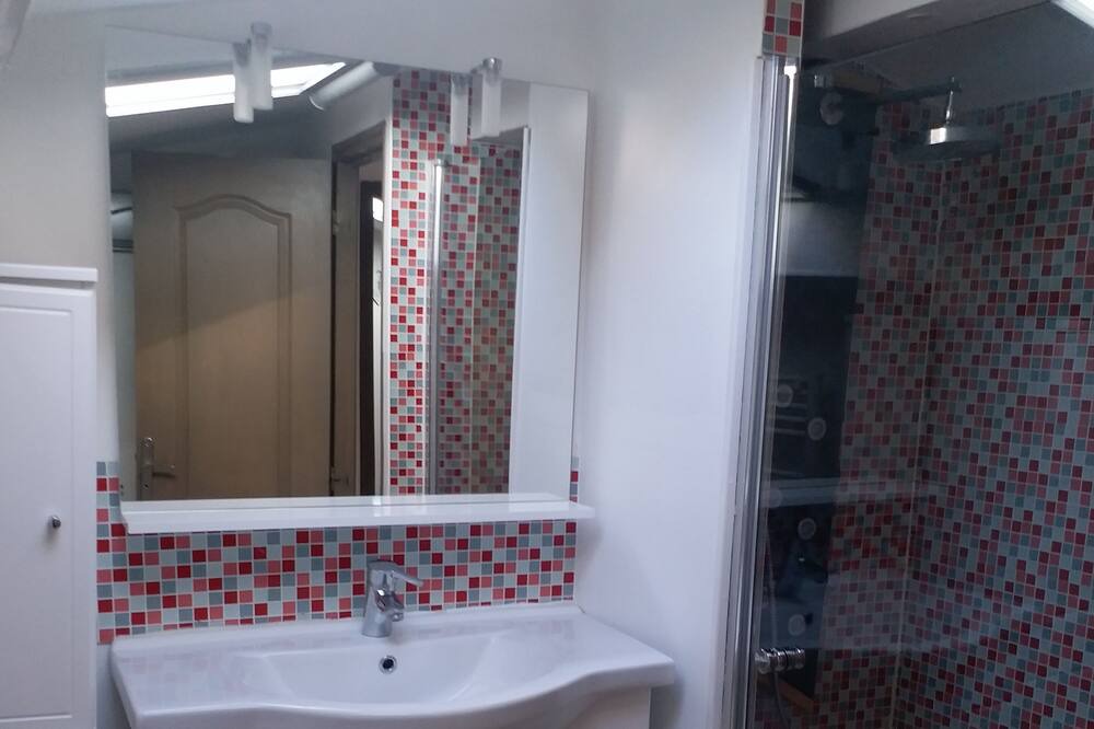 Photo of Bathroom in Tourbes