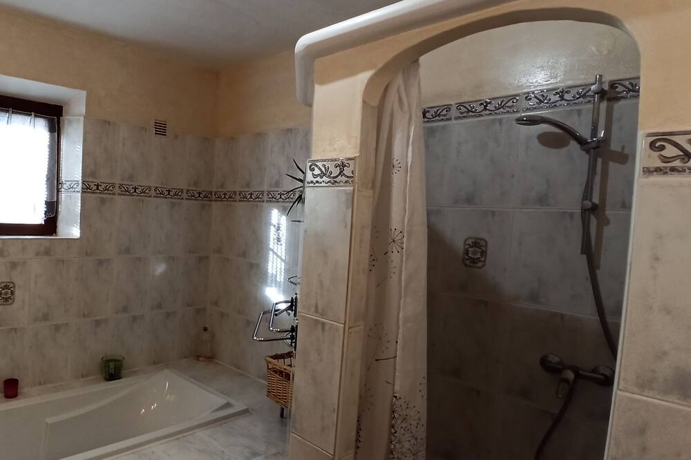 Photo of Bathroom in Villeneuve-les-Beziers