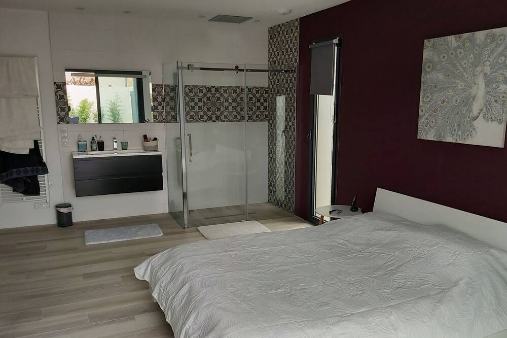 Photo of Bedroom in Montaren-et-Saint-Mediers