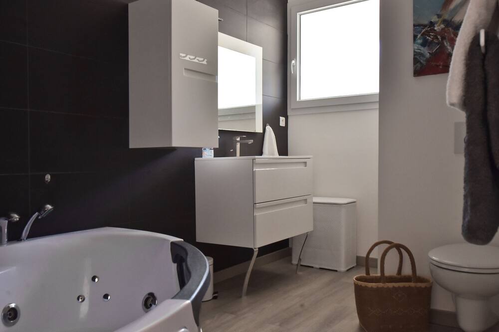 Photo of Bathroom in California - Pezou