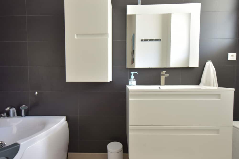 Photo of Bathroom in California - Pezou