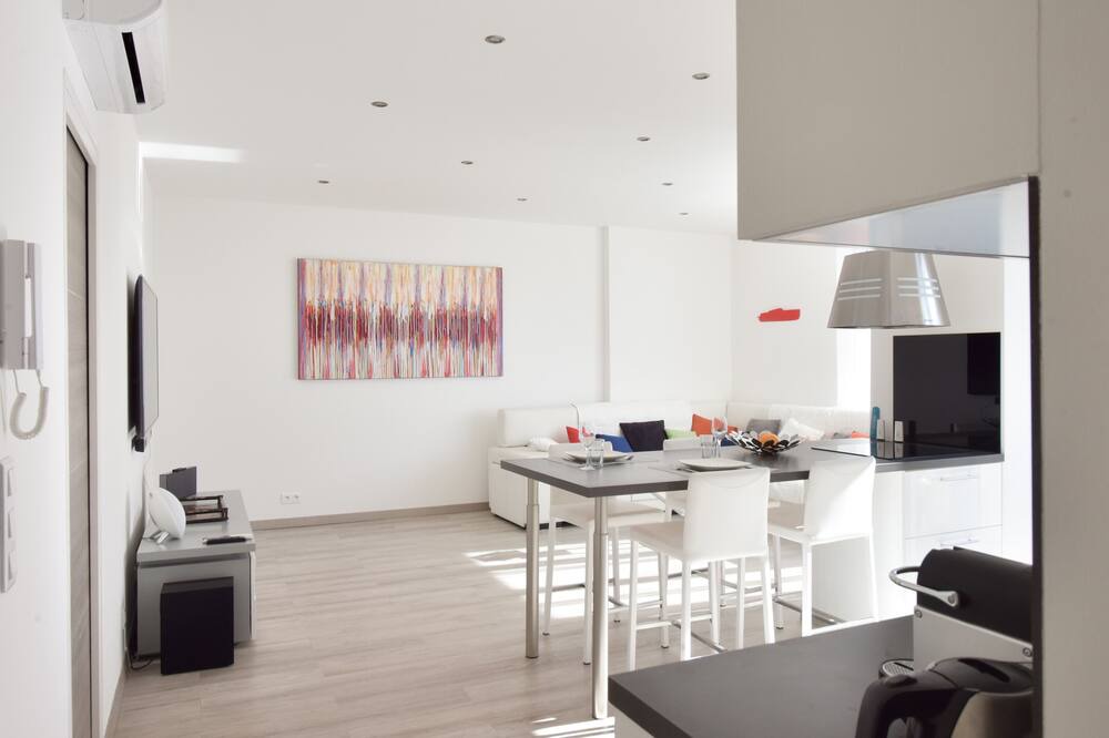 Photo of Livingroom in California - Pezou