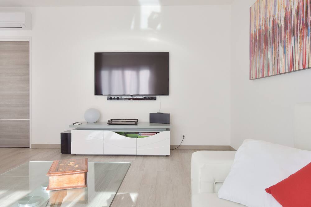 Photo of Livingroom in California - Pezou