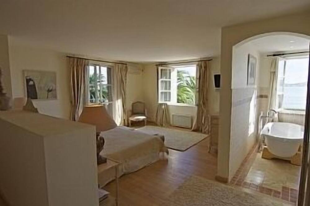 Photo of Bedroom in Guerrevieille