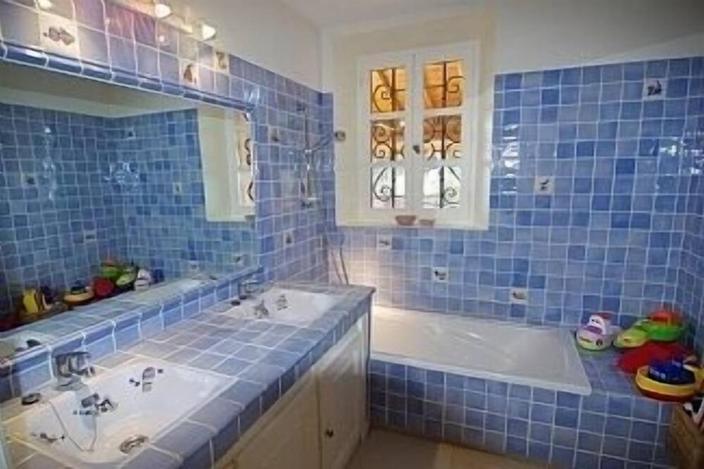 Photo of Bathroom in Guerrevieille