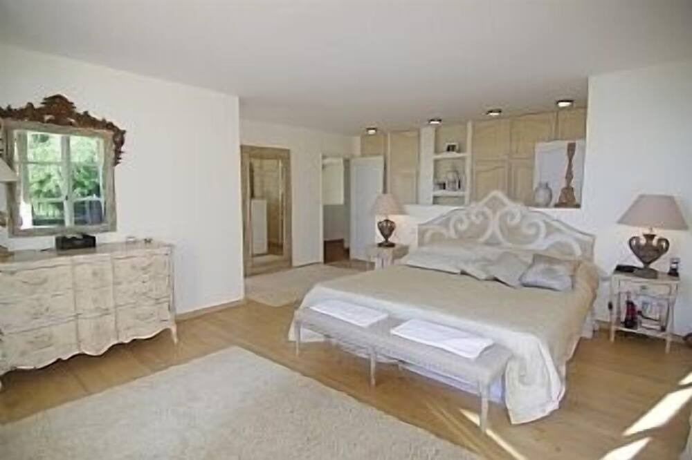 Photo of Bedroom in Guerrevieille