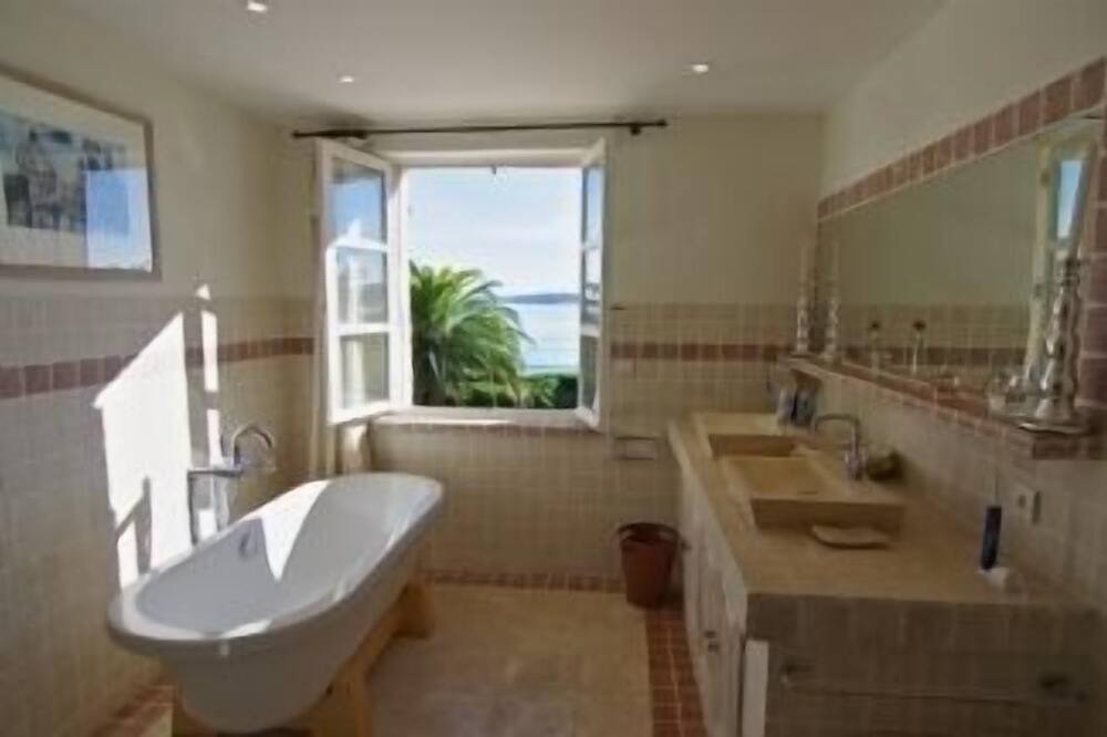Photo of Bathroom in Guerrevieille