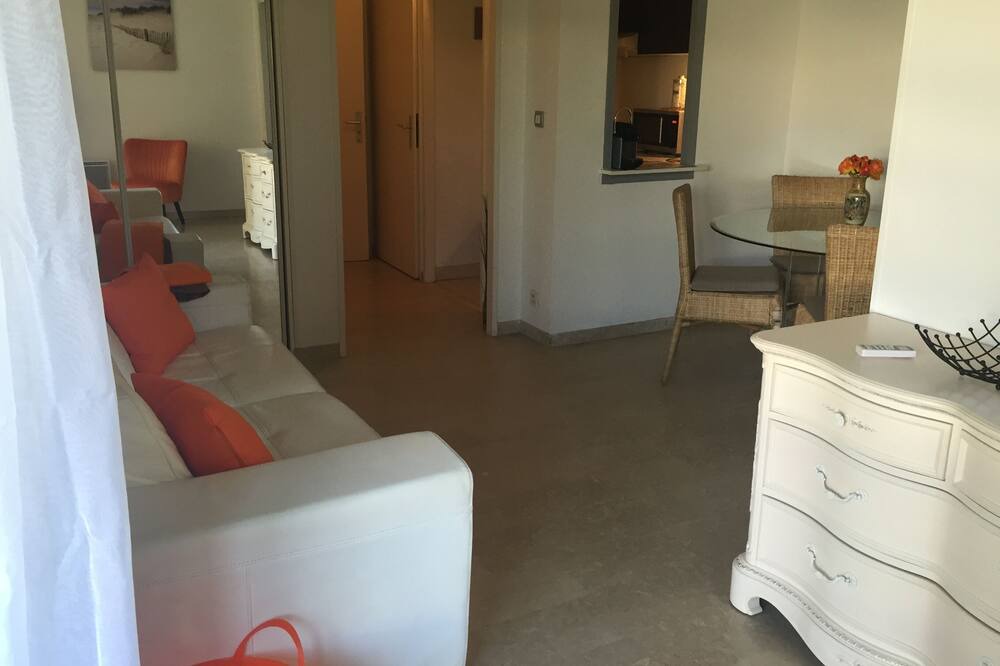 Photo of Livingroom in California - Pezou