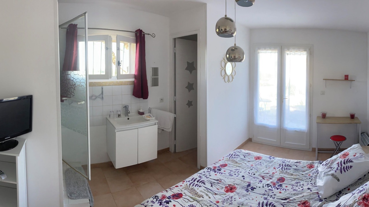 Photo of Bedroom in Comps