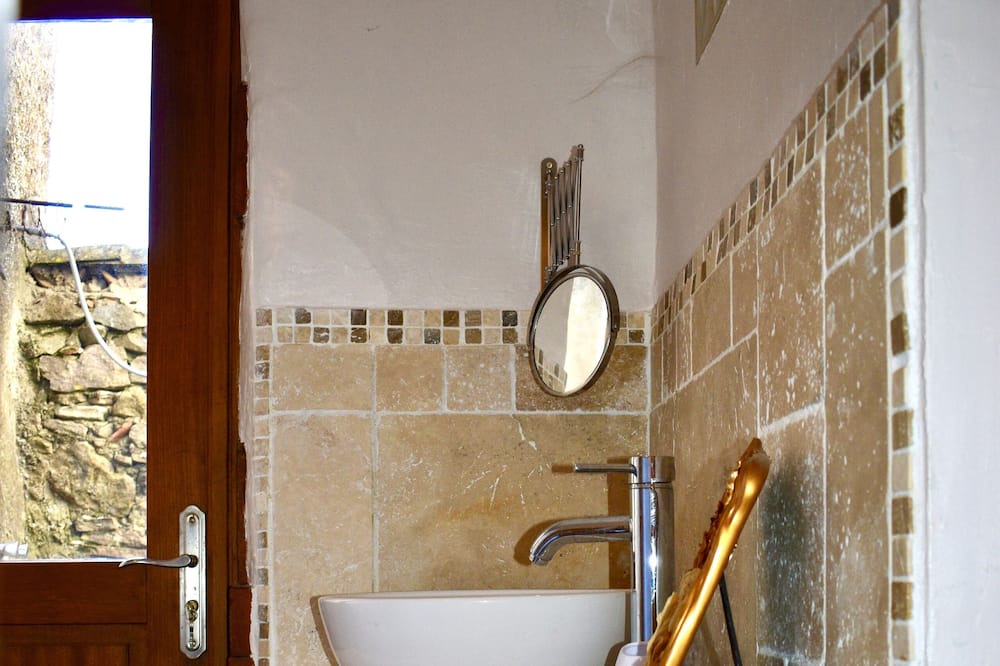 Photo of Bathroom in Saint-Pierre-des-Champs