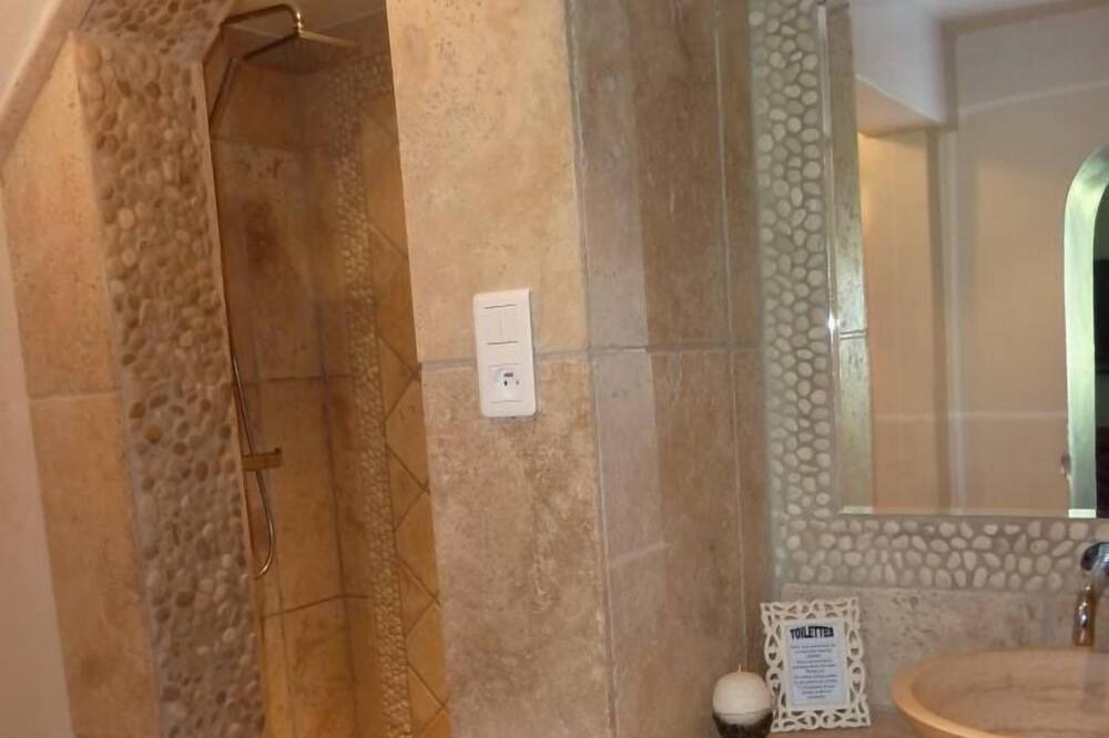 Photo of Bathroom in Saint-Andiol