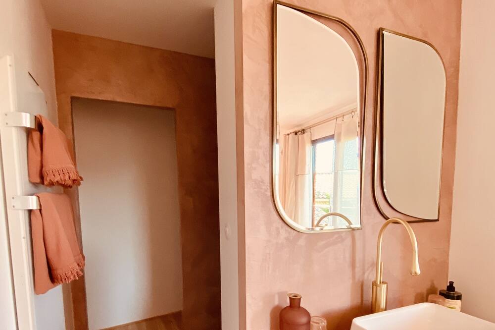 Photo of Bathroom in St.-Remy-de-Provence