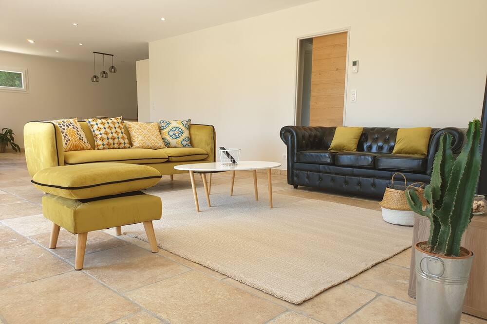 Photo of Livingroom in Mouries