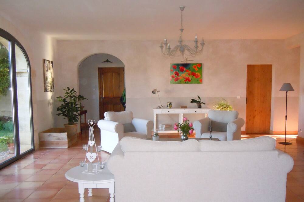 Photo of Livingroom in Saint-Quentin-la-Poterie