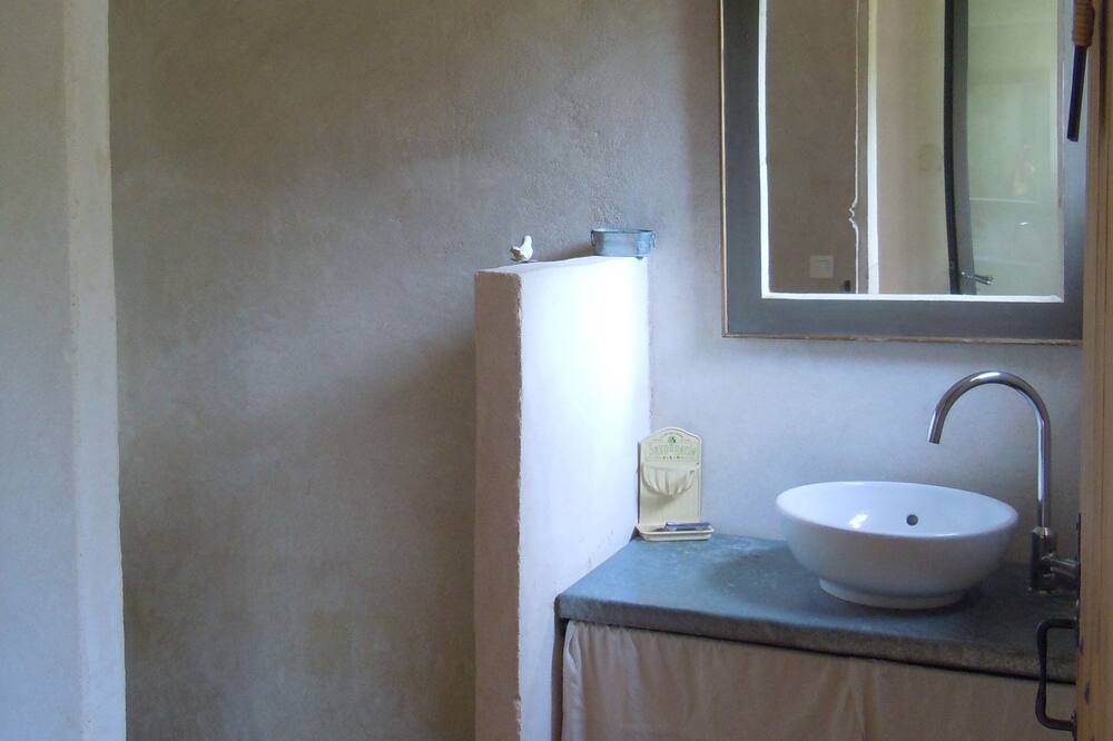 Photo of Bathroom in Saint-Quentin-la-Poterie