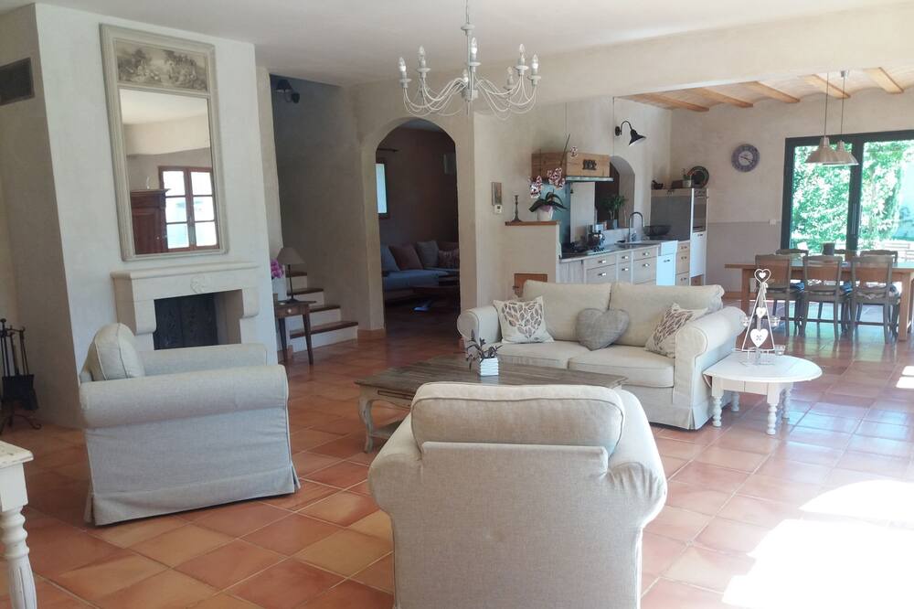 Photo of Livingroom in Saint-Quentin-la-Poterie