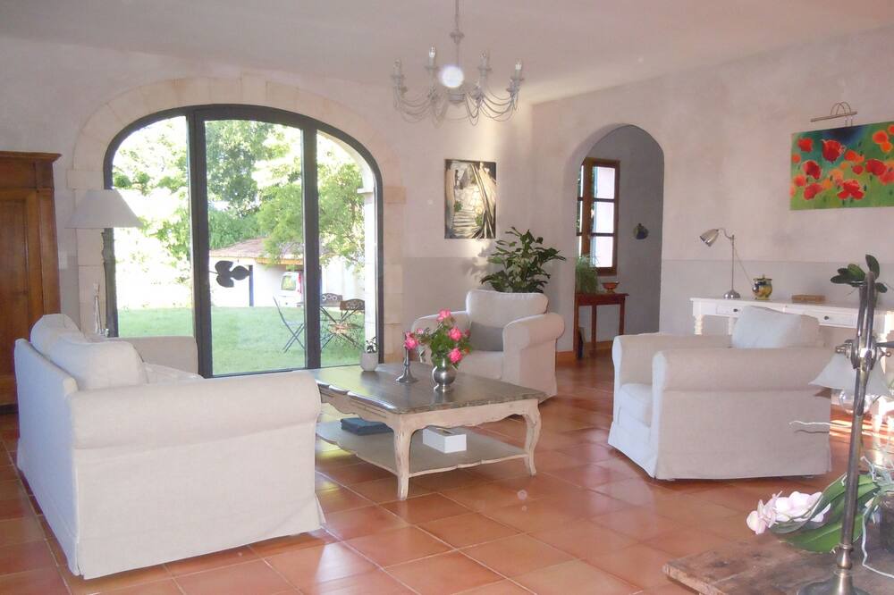 Photo of Livingroom in Saint-Quentin-la-Poterie