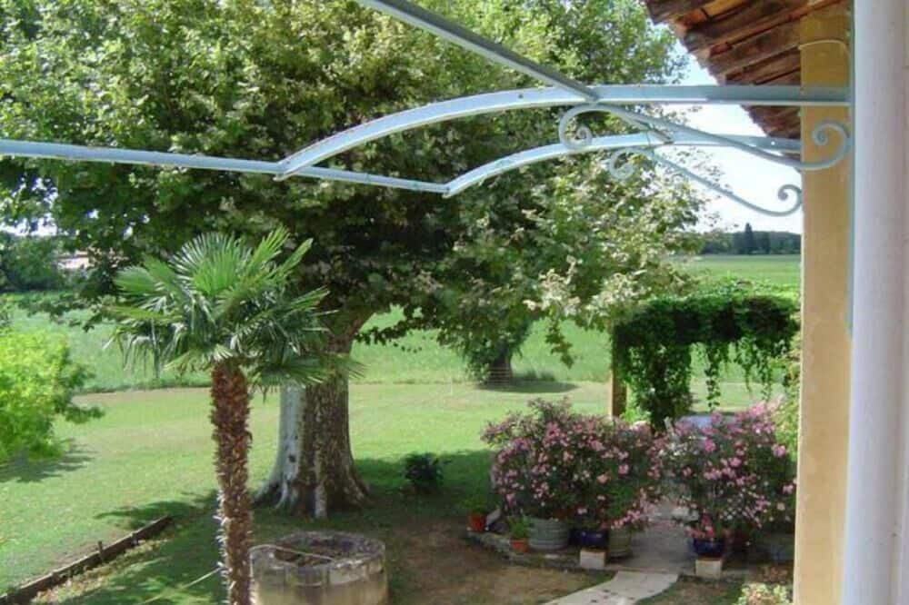 Photo of Outdoor in Arles