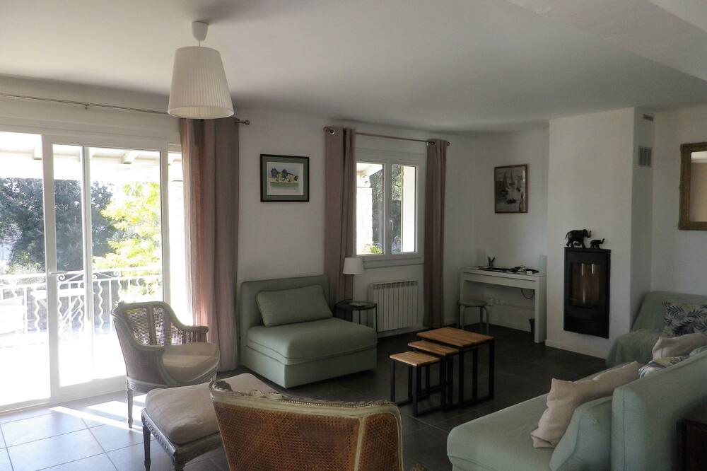 Photo of Livingroom in Saint-Quentin-la-Poterie