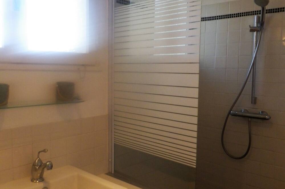 Photo of Bathroom in Saint-Quentin-la-Poterie