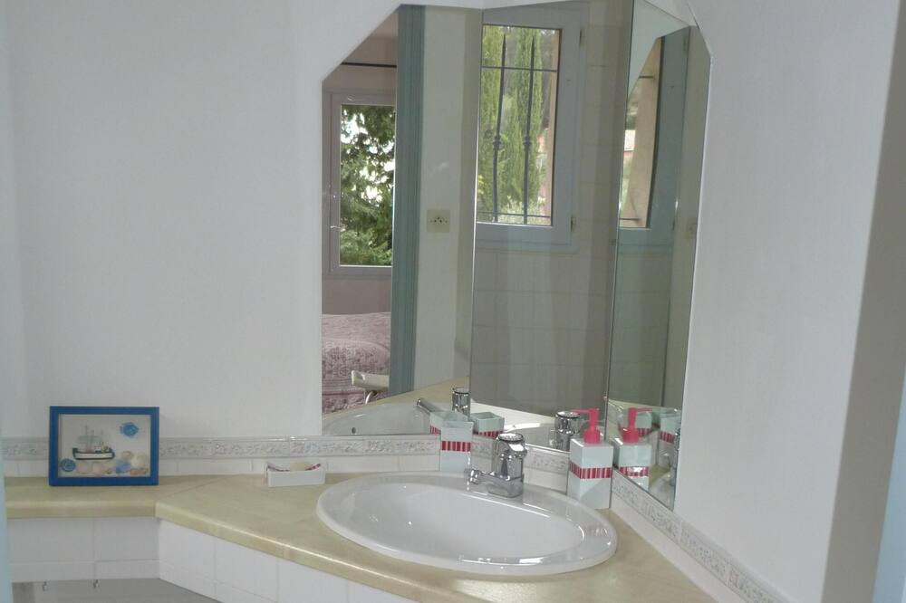 Photo of Bathroom in Cuers
