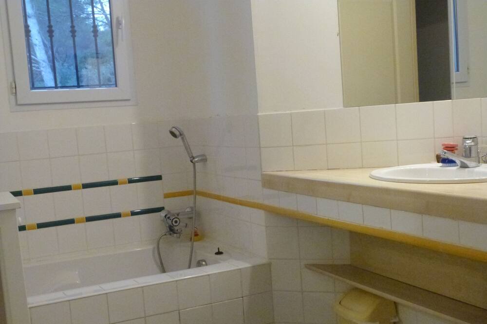 Photo of Bathroom in Cuers