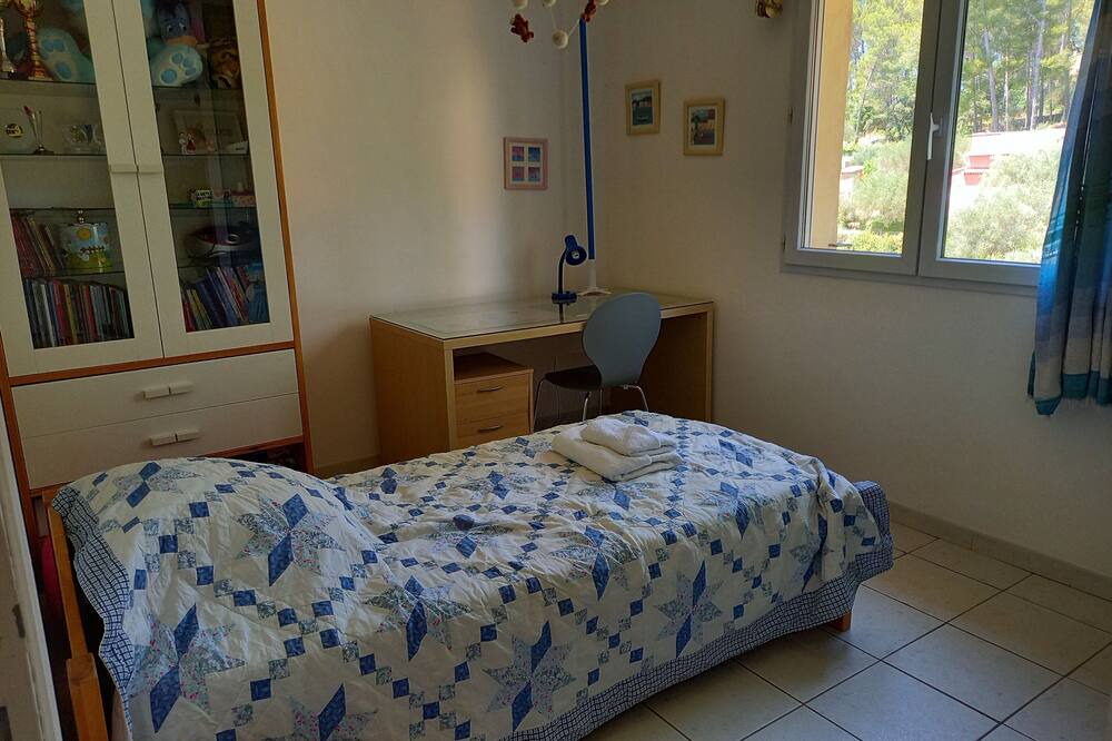 Photo of Bedroom in Cuers