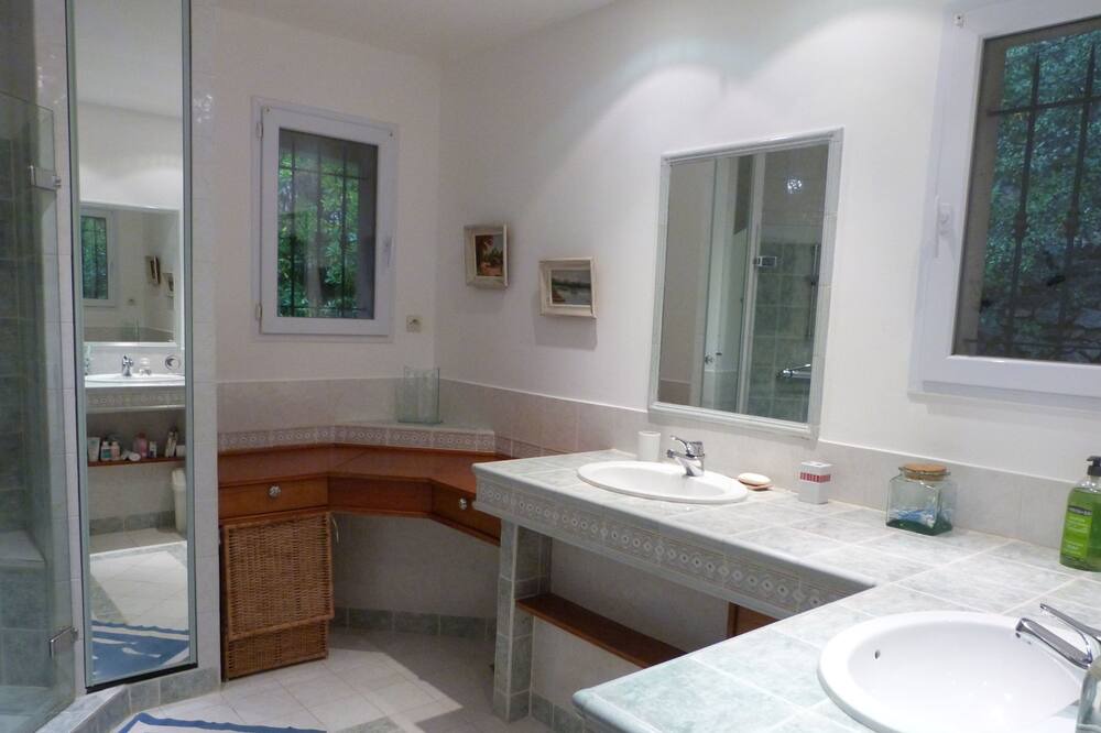 Photo of Bathroom in Cuers