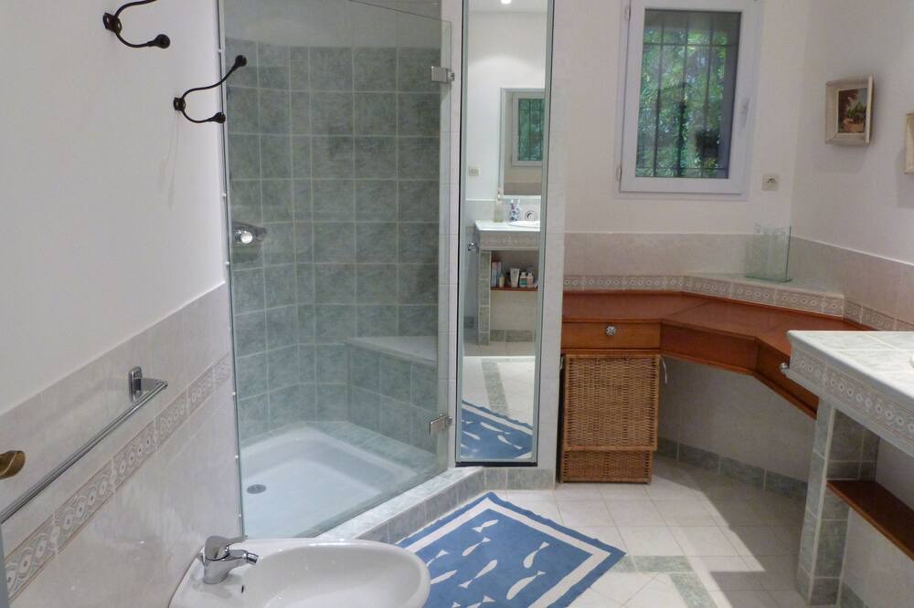 Photo of Bathroom in Cuers