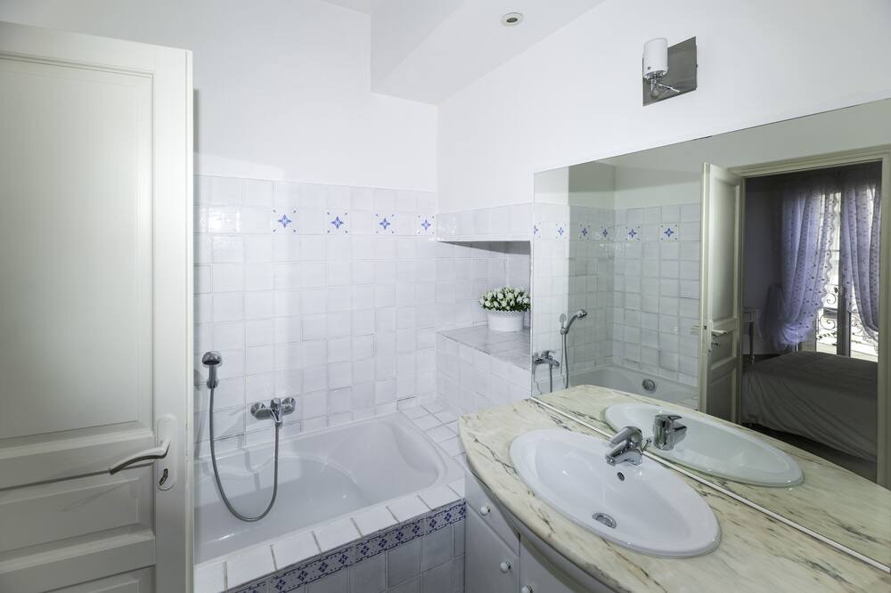 Photo of Bathroom in Carnot