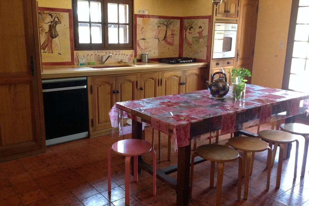 Photo of Kitchen in Cornillon-Confoux