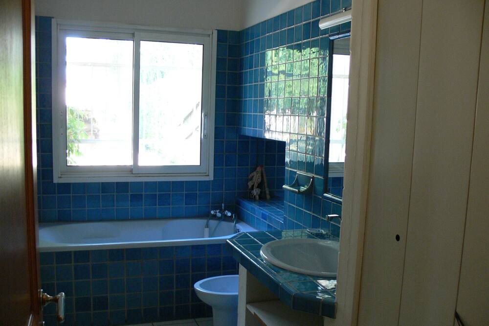 Photo of Bathroom in Arles
