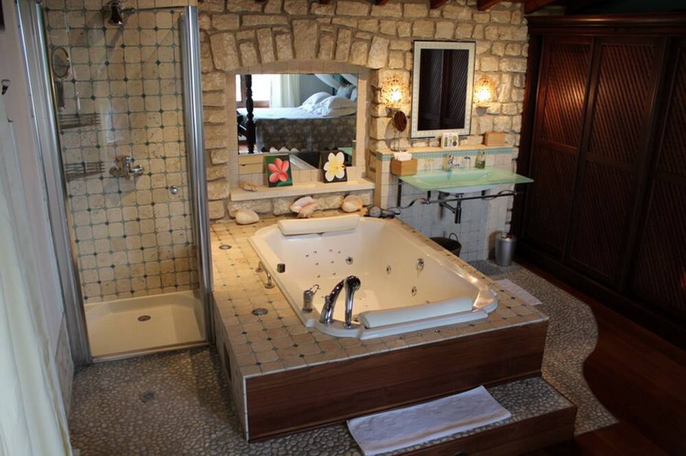 Photo of Bathroom in Les Baux-de-Provence