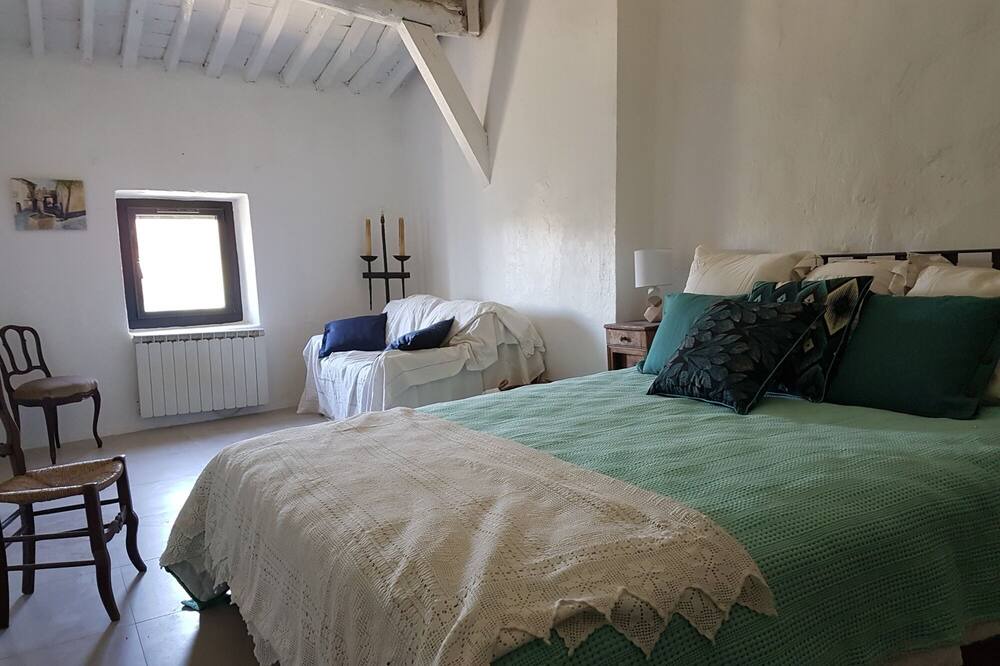 Photo of Bedroom in Lambesc