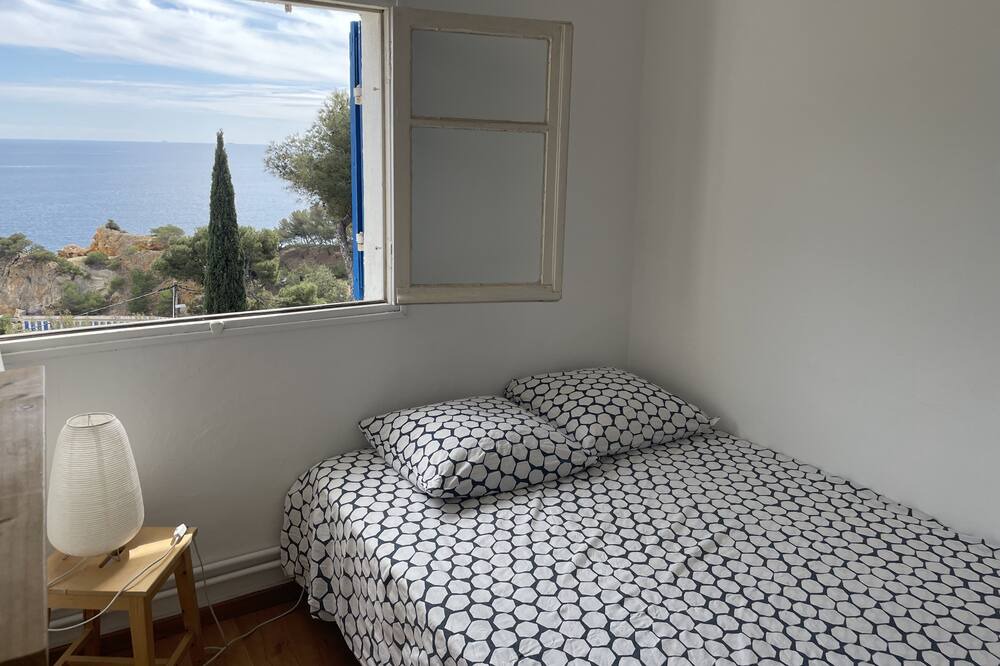 Photo of Bedroom in Ensues-la-Redonne