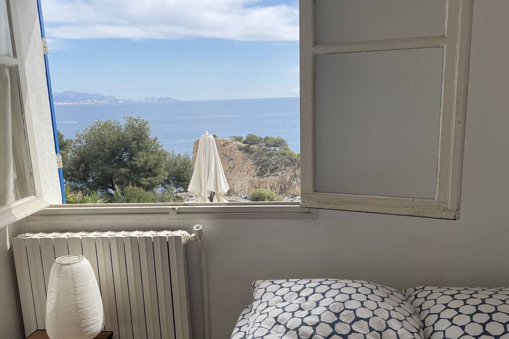 Photo of Bedroom in Ensues-la-Redonne