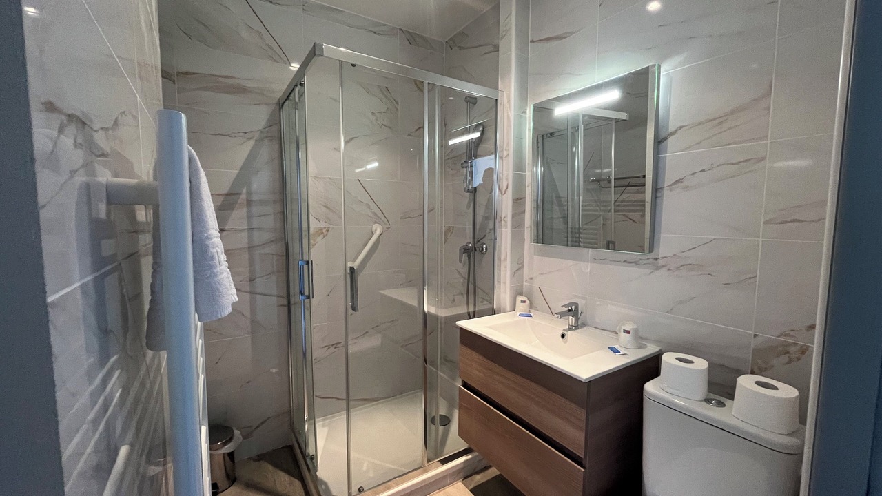 Photo of Bathroom in California - Pezou