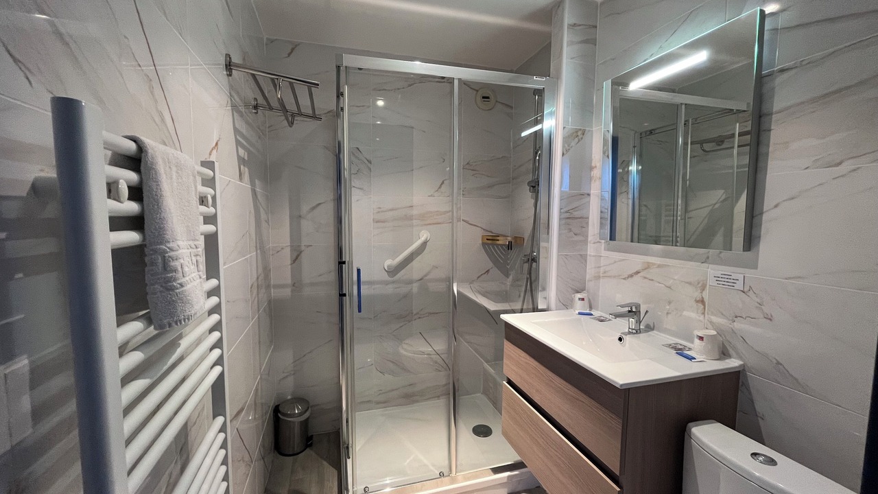 Photo of Bathroom in California - Pezou