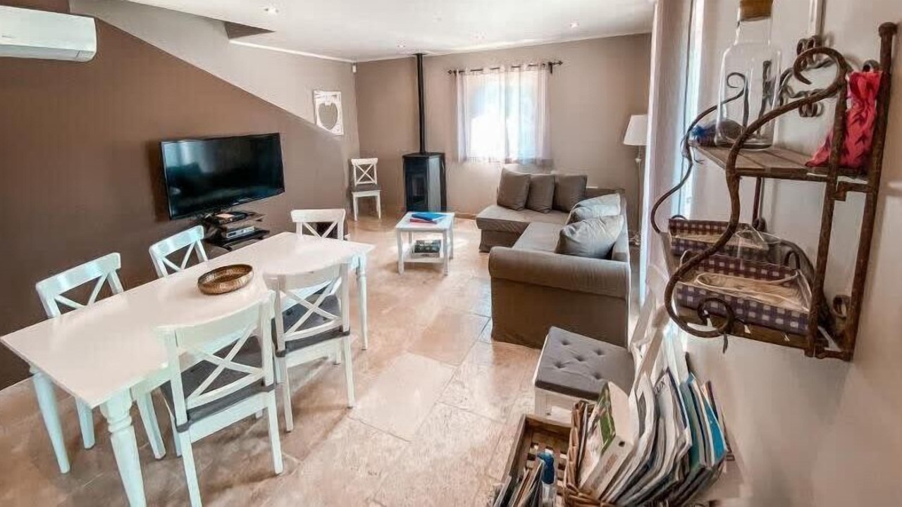 Photo of Livingroom in Apt