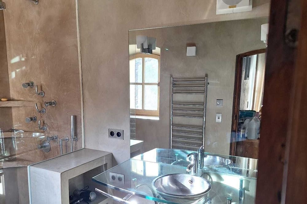 Photo of Bathroom in Lambesc